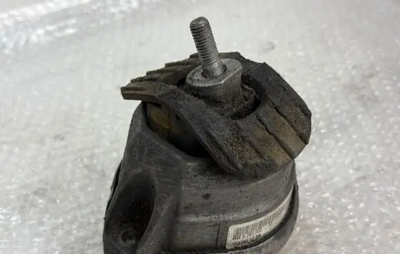BMW 5 E60 E61 Engine mount bracket 6761092 676109202