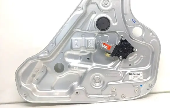 Rear door manual window regulator