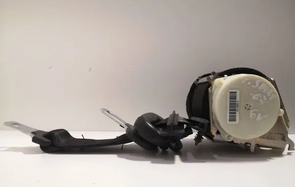 Middle seatbelt (rear)