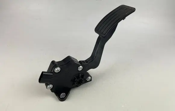 Accelerator throttle pedal
