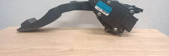 Accelerator throttle pedal