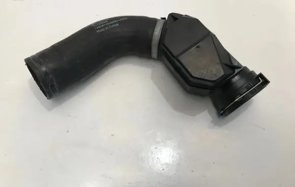 Volvo XC40 Turbo air intake inlet pipe/hose 32224389 8888821427