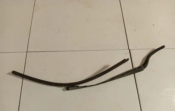 Front wiper blade arm