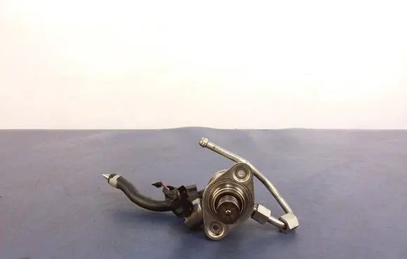 Skoda Octavia Mk3 (5E) Fuel injection high pressure pump 04E127025D