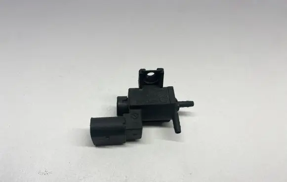 Audi A8 S8 D4 4H Turbo solenoid valve 037906283D