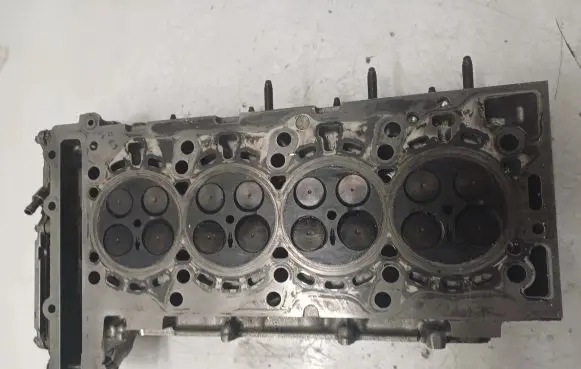 Mercedes-Benz E W238 Engine head R654016