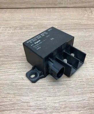 Mercedes-Benz C W203 Glow plug pre-heat relay A0025423819 V23132A2001X14