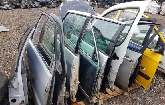 Lexus IS 200-300 Rear door juodos
