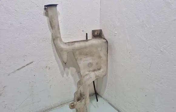 Ford Fiesta Windshield washer fluid reservoir/tank 8A6117B613AB