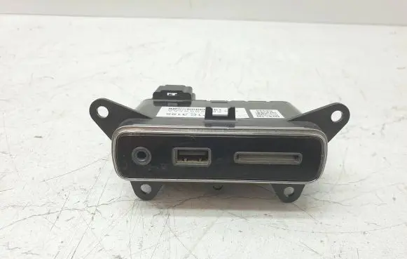 Dodge Durango USB socket connector 68289895AA 68289895 68289895-AA