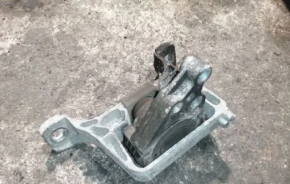 Mazda 3 I Engine mounting bracket