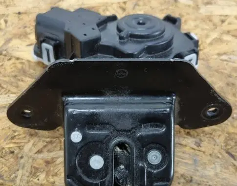 Mazda CX-3 Loading door lock 