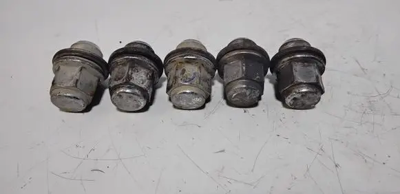 Toyota Corolla Verso AR10 Nuts/bolts 