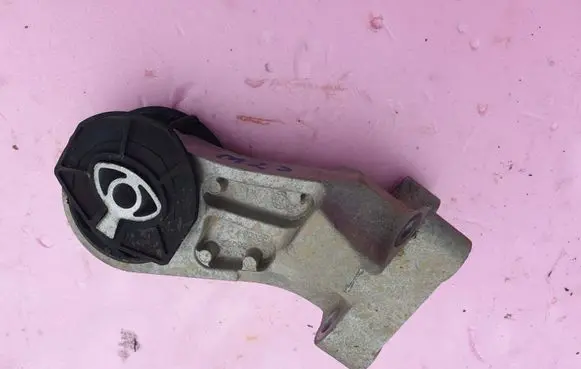 Engine mount vacuum valve