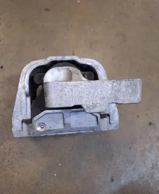 Volkswagen Touran I Engine mount bracket HM3060M02
