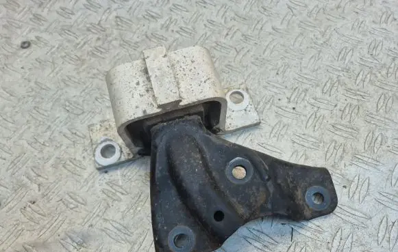 Dacia Sandero Engine mount bracket 204600 420742 12008F