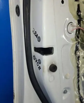 Toyota Yaris Front door lock 6904047060
