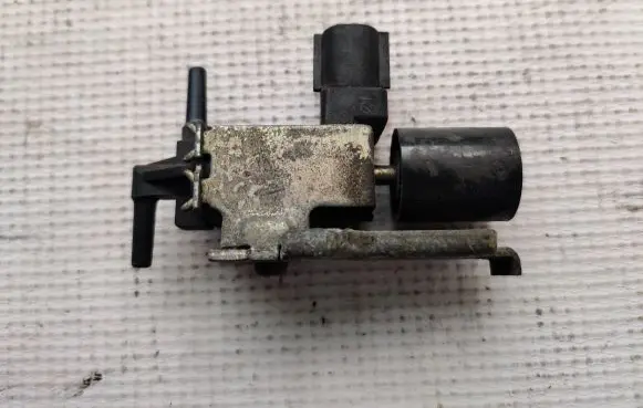 Lexus RX 300 Vacuum valve 2586020040 1846004240