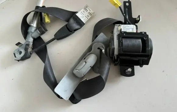 Honda FR-V Front seatbelt e40436078