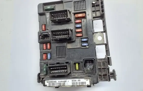 Peugeot 206 Fuse module 9650618580 567748095