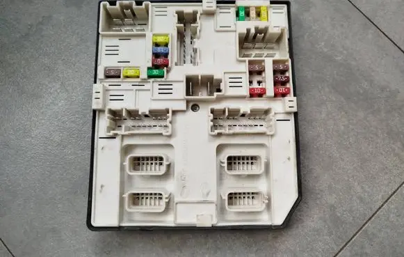 Renault Master III Fuse module 284B67570R USM2010 3715472298