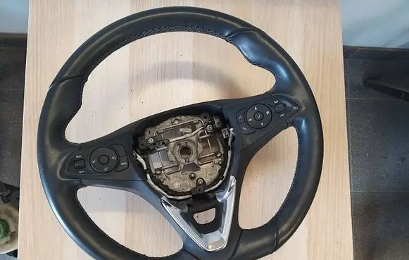 Opel Corsa F Steering wheel 39196701