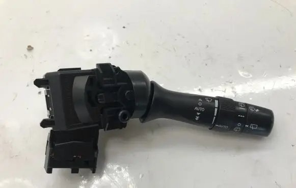 Toyota Avensis T270 Wiper control stalk 8465205190 0519017F381