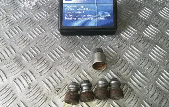 Opel Antara Anti-theft wheel nuts and lock 