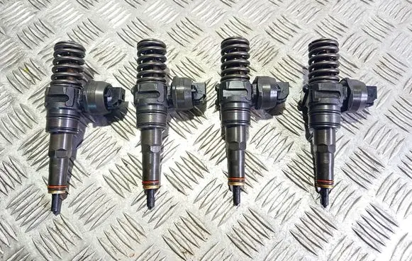 Volkswagen Touran I Fuel injectors set 038130073AG