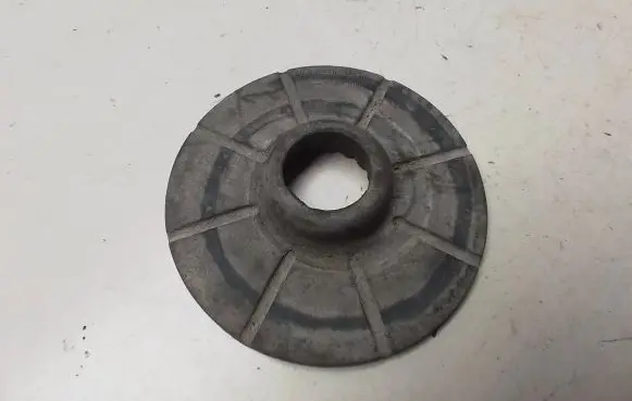 Volkswagen PASSAT B5 Front coil spring rubber mount 90538496
