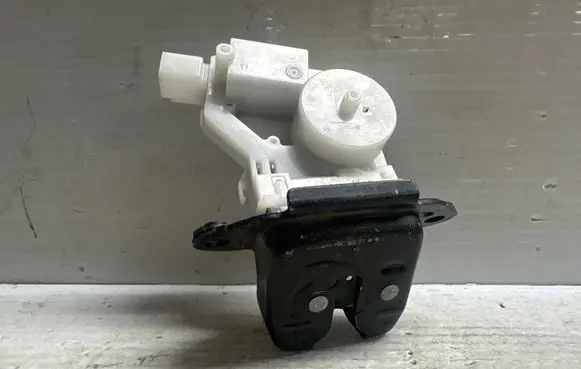 Nissan Qashqai Tailgate lock latch 905024EA1B