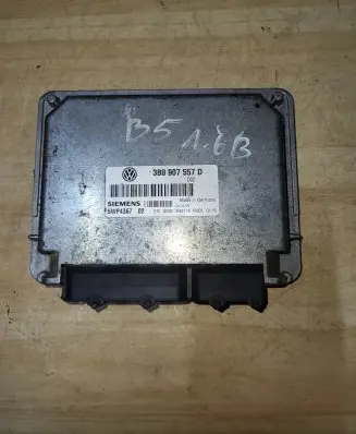 Volkswagen PASSAT B5 Engine control unit/module 3B0907557D