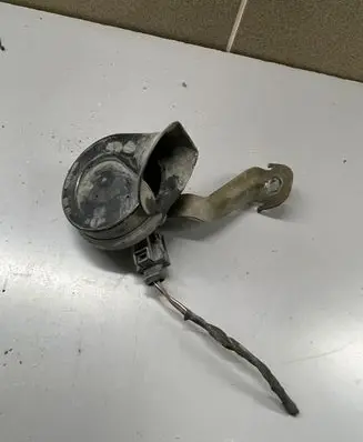 Volkswagen PASSAT B6 Horn signal A28657625