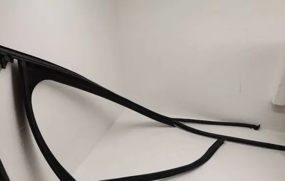 Porsche Macan (95B) Rubber seal front door window/glass 