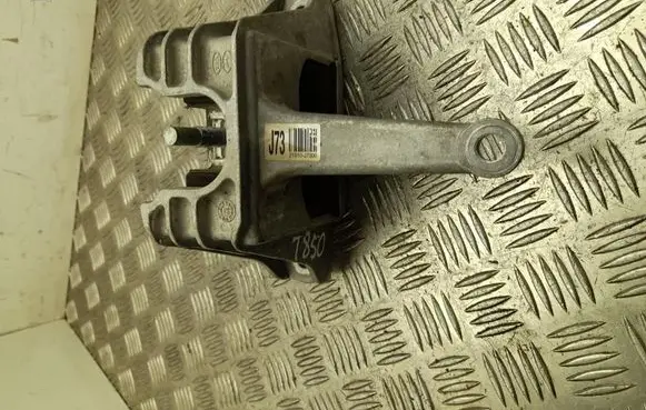 KIA Ceed Engine mount bracket 21810J7300