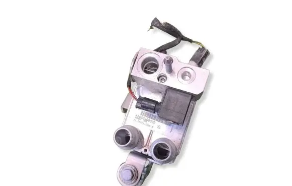 Mercedes-Benz C W205 Air conditioning (A/C) expansion valve A2058300302 N671513B321