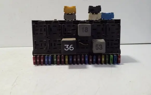 Volkswagen PASSAT B4 Fuse module 357937039