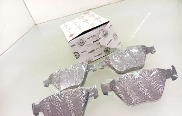 BMW 5 E60 E61 Brake pads (front) E1190R01187