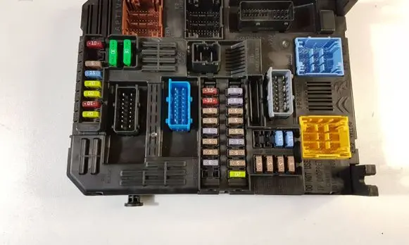 Citroen C3 Aircross Fuse module 9832880680