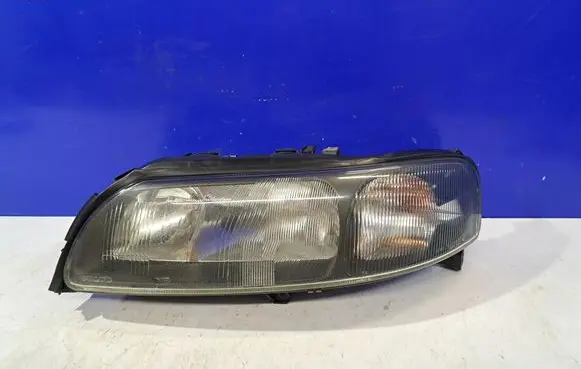 Volvo V70 Headlight/headlamp 8693567 8693547