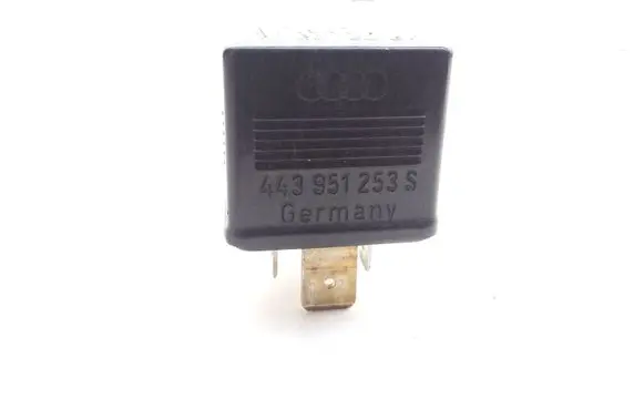 Audi A4 S4 B5 8D Hazard warning light relay 899556 443951253S
