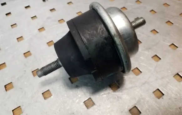 Citroen Berlingo Engine mount bracket