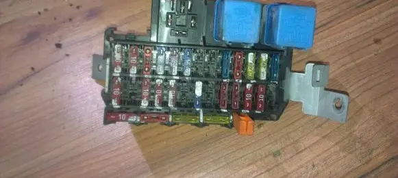 Nissan Micra Fuse box set 72404047 7240-4047
