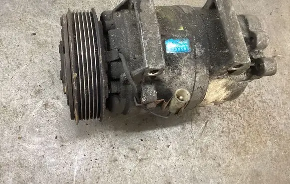 Volvo XC90 Air conditioning (A/C) compressor (pump) 8708581
