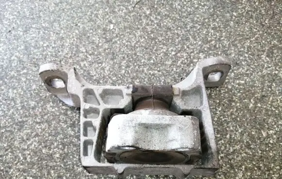 Ford Focus Engine mount bracket