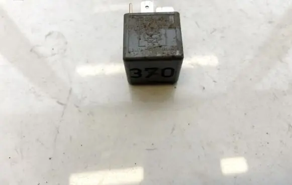 Volkswagen PASSAT B5.5 Other relay 8d0951253 v23134-b52-x301