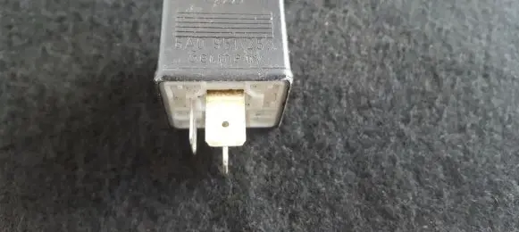 Volkswagen PASSAT B5 Other relay 8A0951253 899587