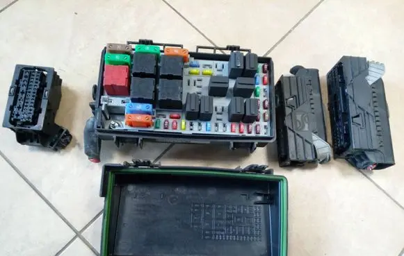 Opel Corsa D Fuse module 93189211 NE70058