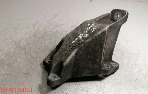 Volkswagen PASSAT B5 Engine mounting bracket 8D0199307