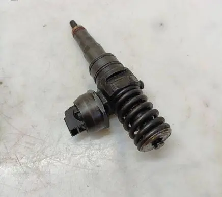 Volkswagen Touran I Fuel injector 038130073BN